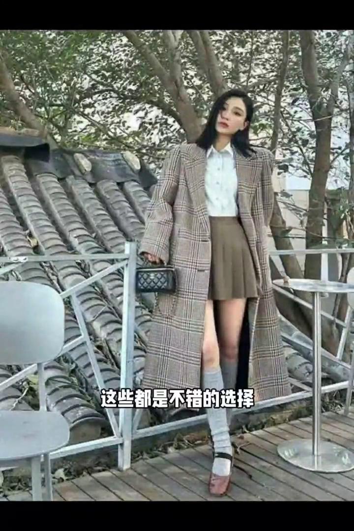 长配长，你是不是也这么穿？
风衣与裙子的组合是很多女生都会选择的穿法。有没有发现
