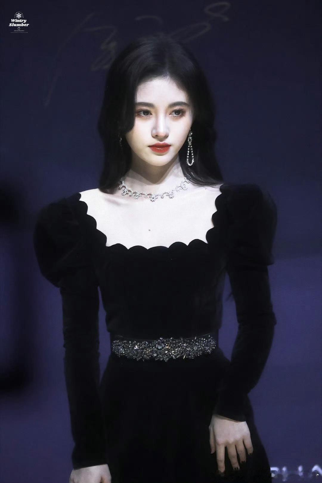 杜华想挖走鞠婧祎化妆师谁知道呢 鞠姐最出圈的那一次妆是自己画的 此女还是底子太好