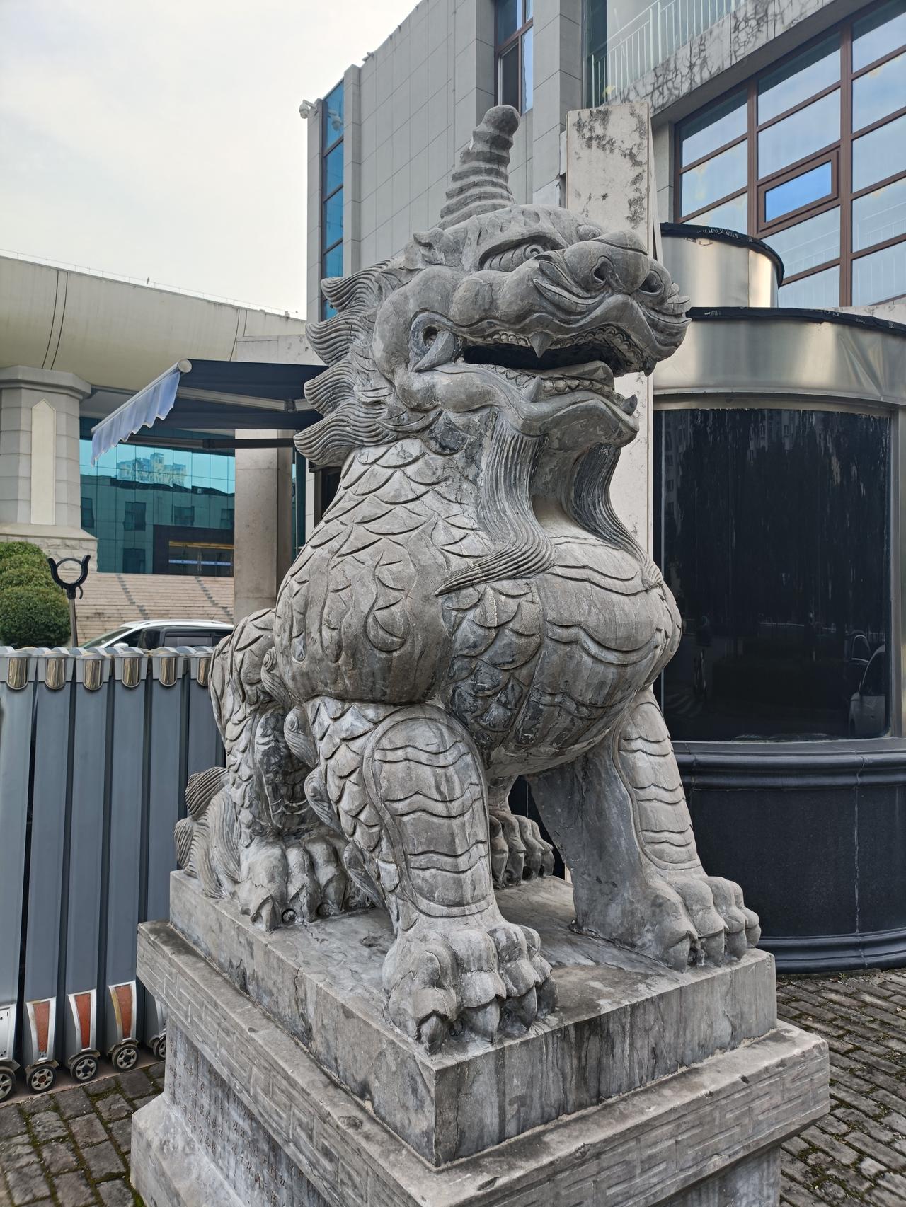 王法官对入职没多久的书记员说道，当事人在楼下的石狮子旁，你赶快去取一份递交的证据