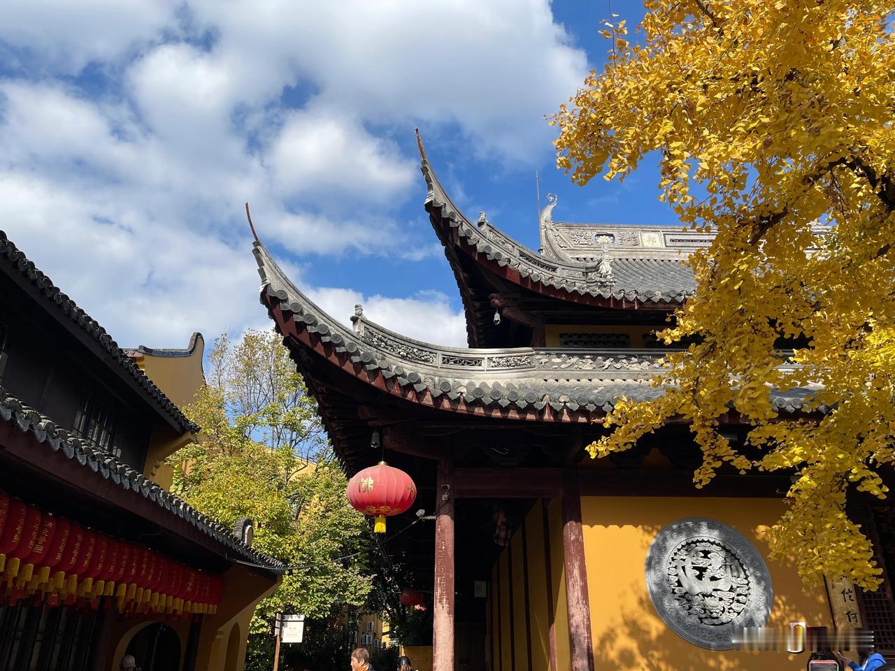 上海龙华寺的美丽风景。
      龙华寺位于上海市徐汇区，是上海历史悠久、规模