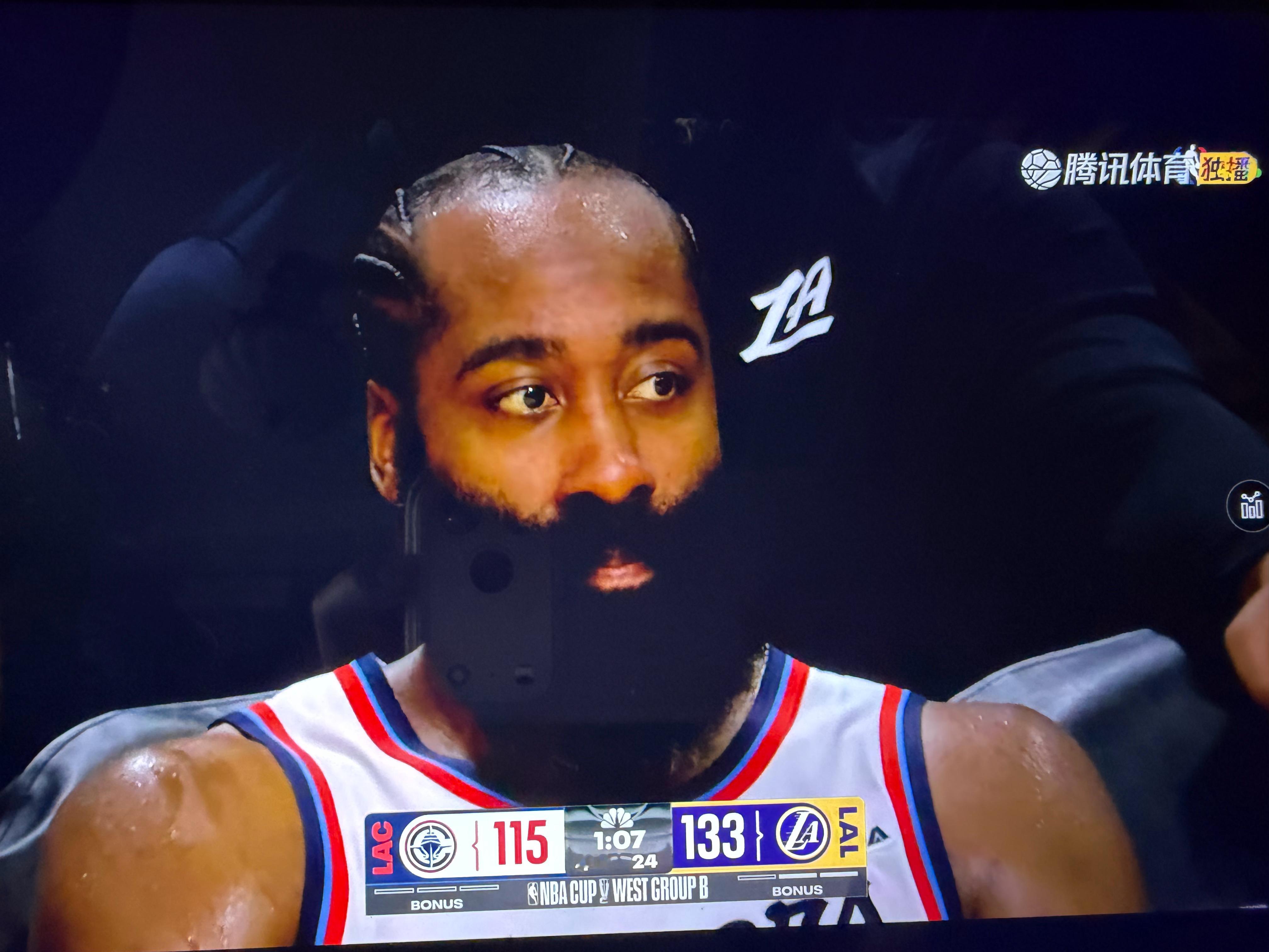 两眼空洞无神，说实话作为对家球迷真挺心疼你，太不容易了又当爹又当妈，打完全场还得