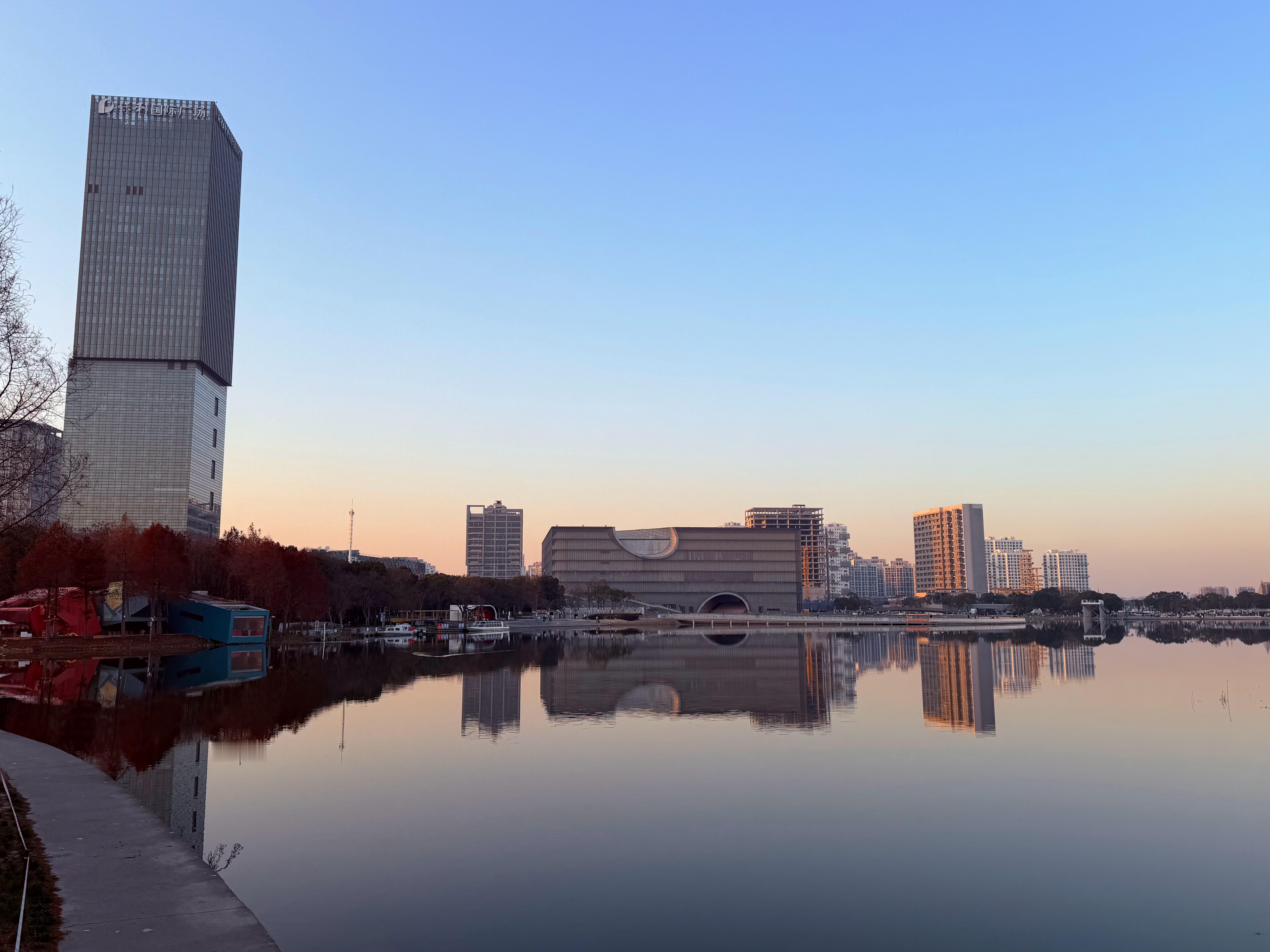 假期最后一天，天气真好。还是得出门转转，真惬意啊