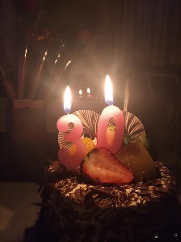 结婚三十年，从青丝到白发，从两个人到一家人。从陌生到亲密无间！亲爱的老婆，生日快