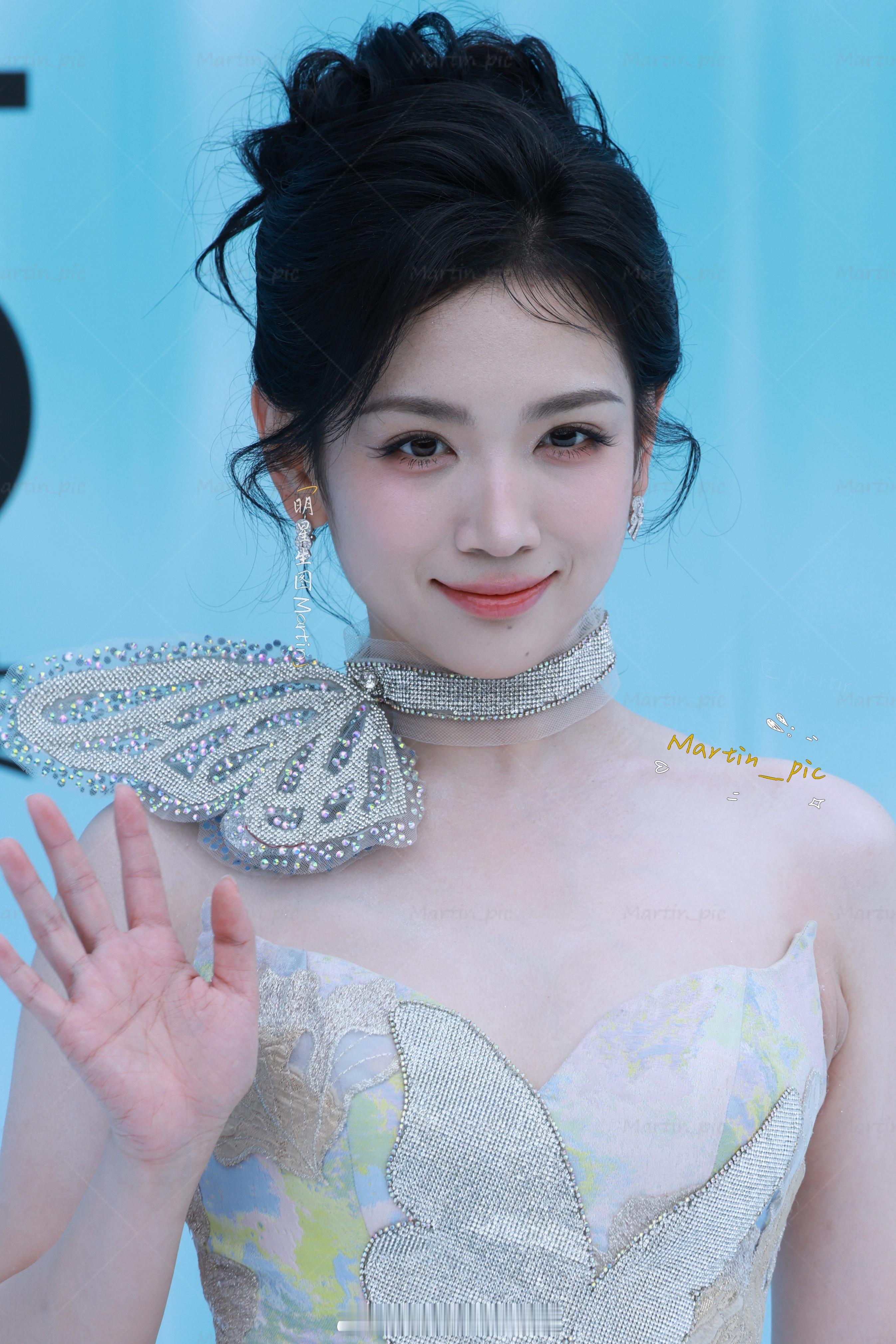 代露娃[超话] 代露娃Elle风尚大典红毯生图娃娃这个皮肤真的太嫩了吧[好爱哦]