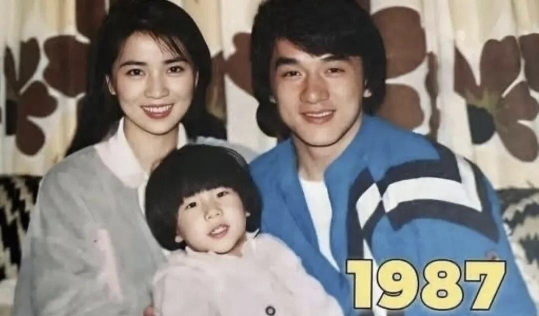 成龙大哥太会保养了，即使老了看起来也像四五十岁的人，看他在90年代的时候颜值都那