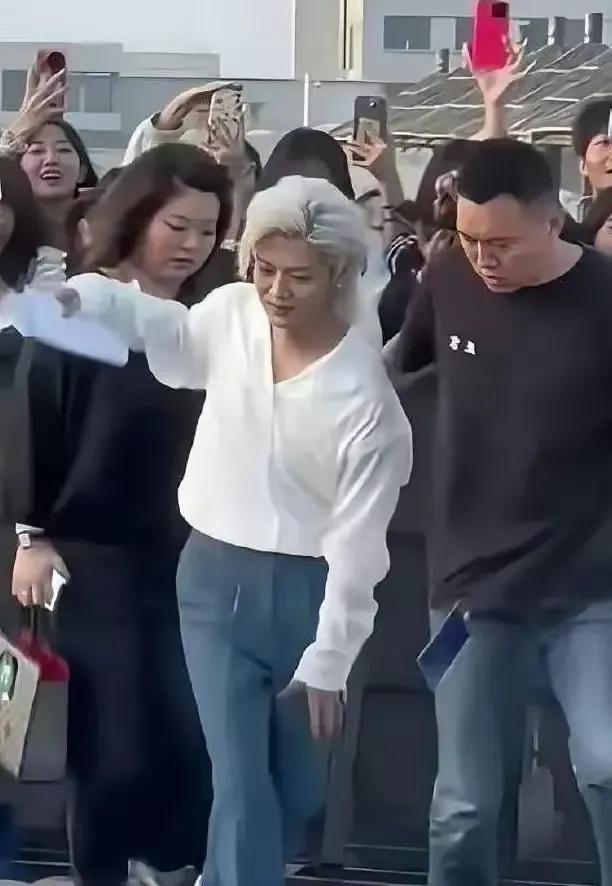 真的大开眼界！鹿晗这次露面，差点没认出来，第一眼看着还以为是隔壁大姨。
满头白发