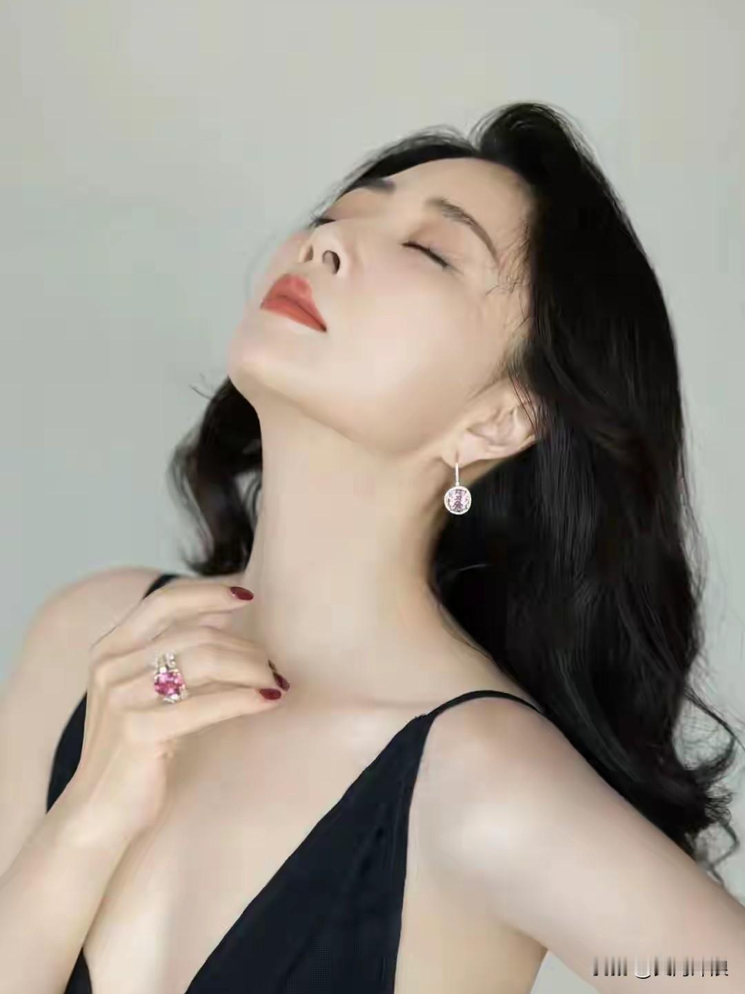 中国诗人为演员殷桃写的一首藏头诗：殷桃娇美！


殷  情浓浓舞春风
桃  李芬