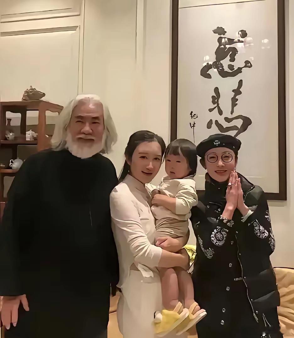 张纪中携妻子，女儿与丈母娘在一起，温暖又温馨 ​​​