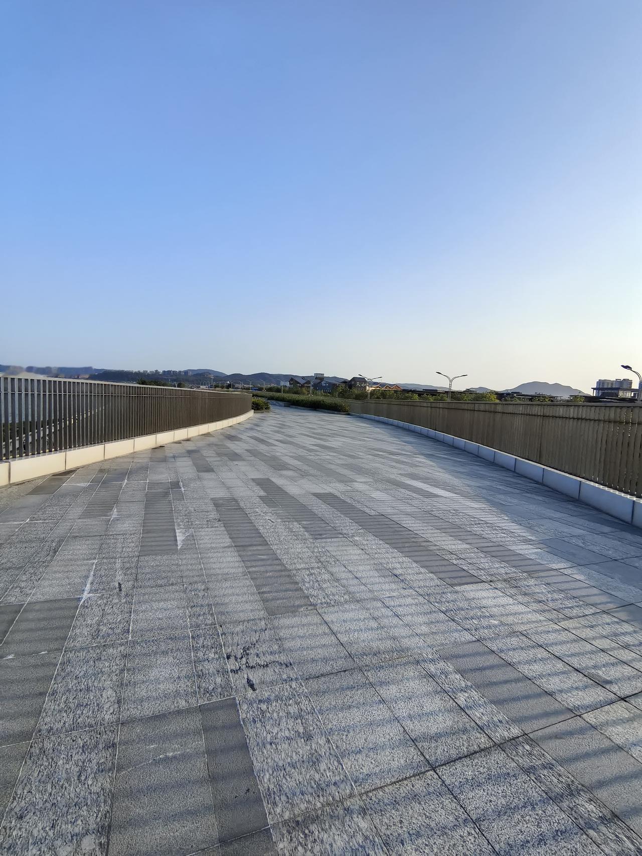 油价从23号开始又涨1元
这两天公司骑电动车的
走路都带风
斜着眼瞧那些停厂门口