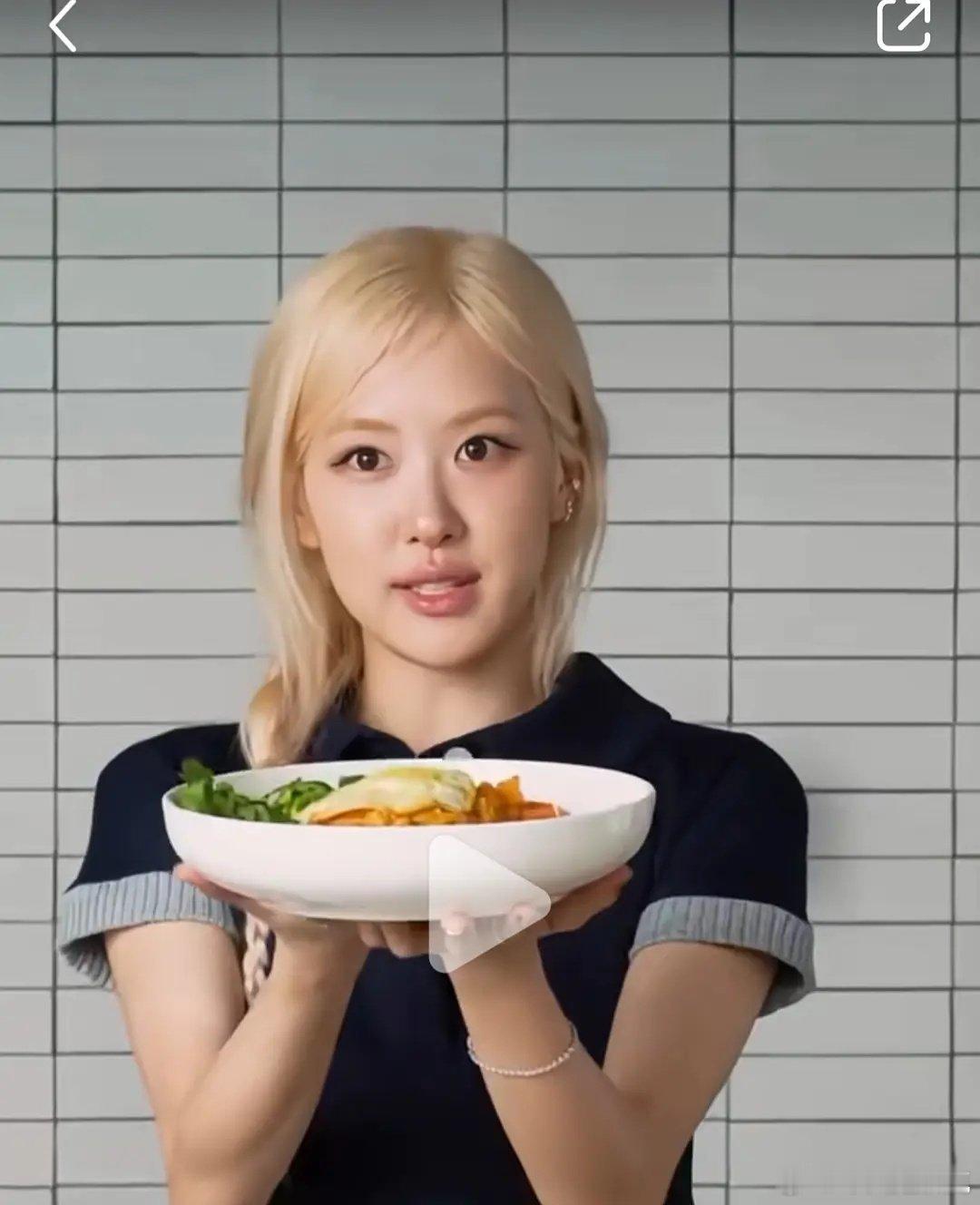 赵露思和朴彩英简直是一个模子里刻出来的 ​​​