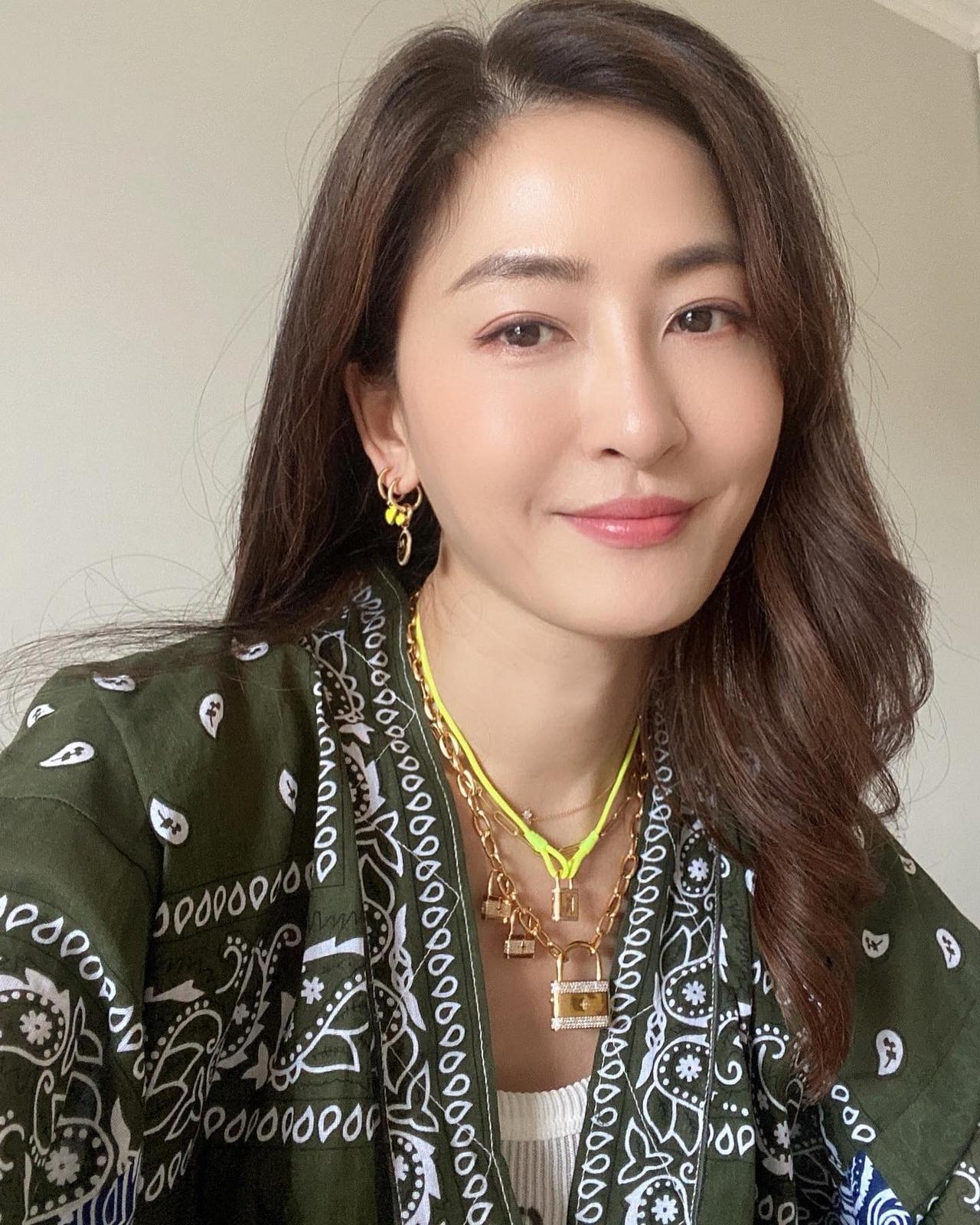 她曾经是香港顶级女模特，颜值在当时香港娱乐圈算是数一数二，她今年都已经49岁，想