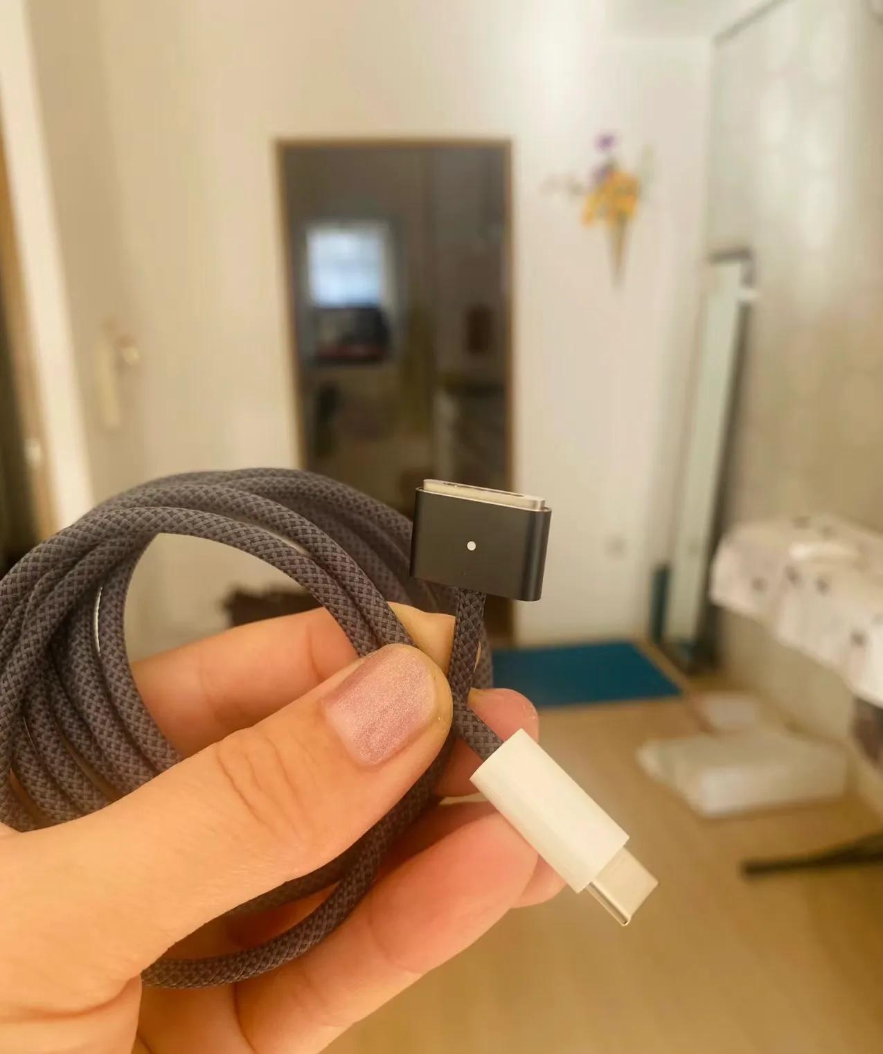 就没人吐槽一下苹果电脑的电源线吗？买的深蓝色的电脑，给到的线材确实是深蓝色，但两