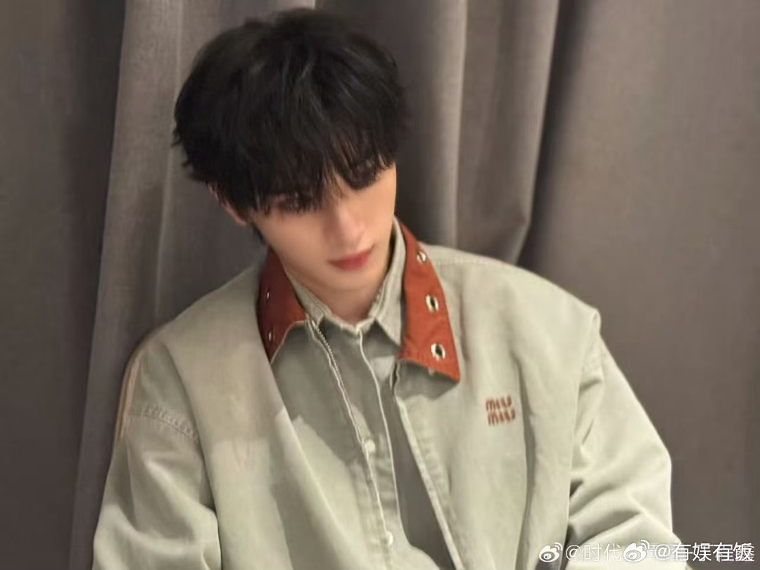 丁程鑫室内不戴墨镜了丁程鑫室内五连拍丁程鑫室内不戴墨镜了，哇塞， 