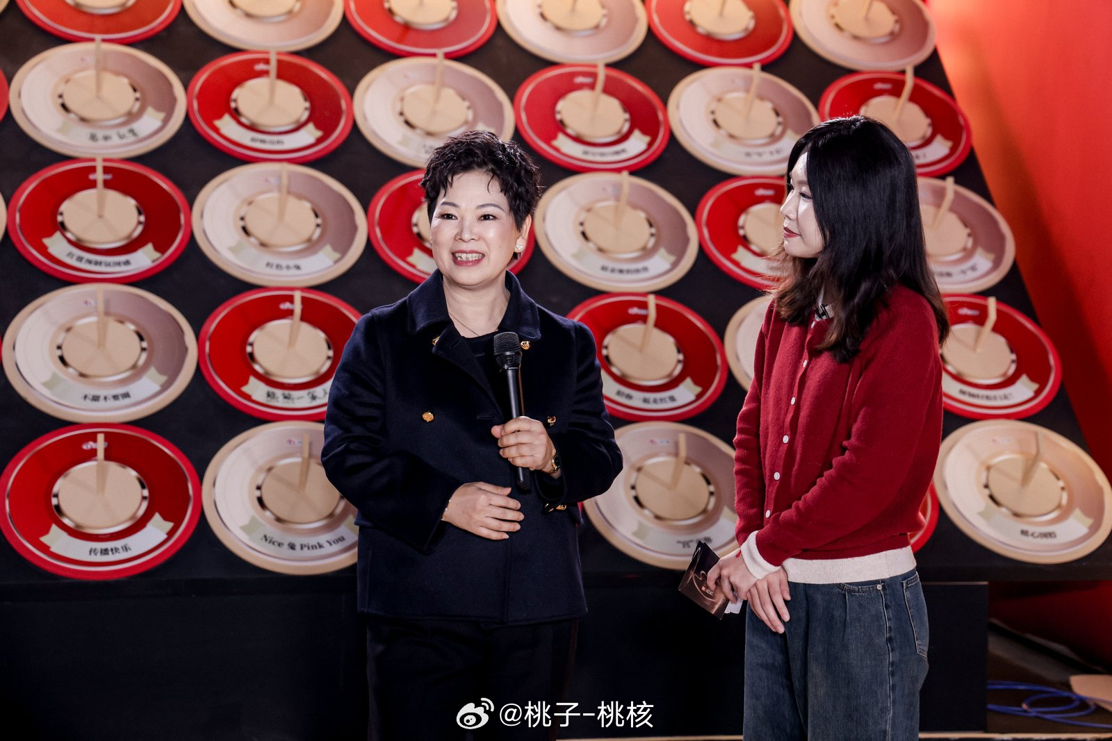 真是热闹呀。倪夏莲也来了，在游玩了迪士尼之后，又来到微博之夜的现场。 