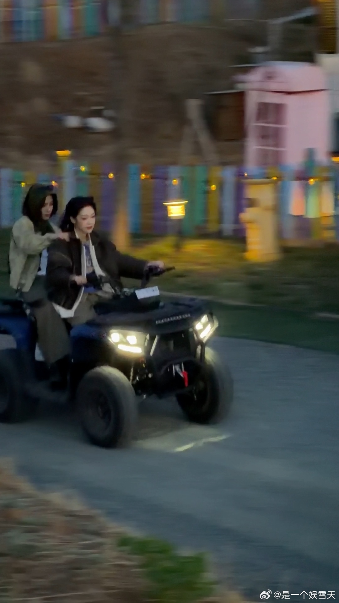 想坐希林娜依高的越野后座 💫 希林娜依高又酷又甜太迷人，载王晓赟子自驾画面超有