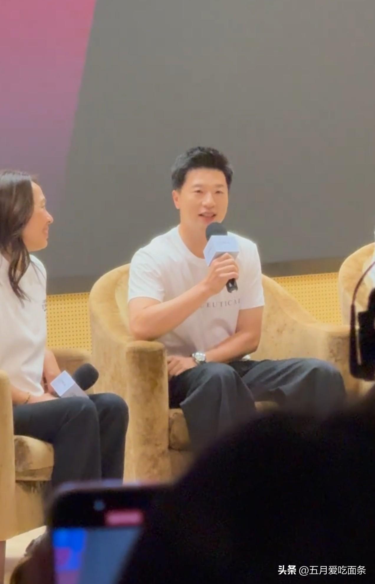马龙回复旦大学做活动，
是欧莱雅和复旦大学的联合运动会，
马龙作为品牌大使，上台