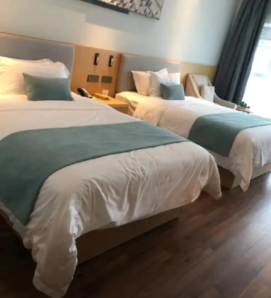 过几天要和22岁的儿子去外省考察项目，项目方只肯免费用一间标间，我想加开单间却被