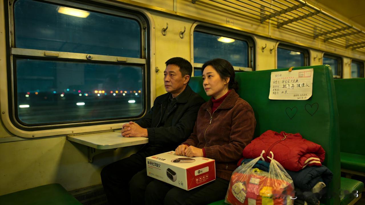 年关将至，我和老公在纠结春运回家的交通方式时，算了笔实在账：高铁单程两人要 24