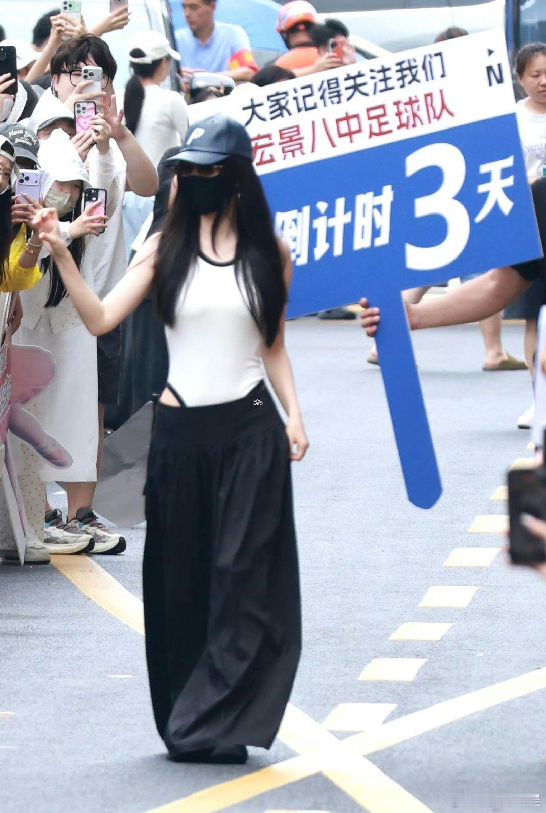 虞书欣林晚星替何盼上班路透虞书欣林晚星替何盼上班路透 