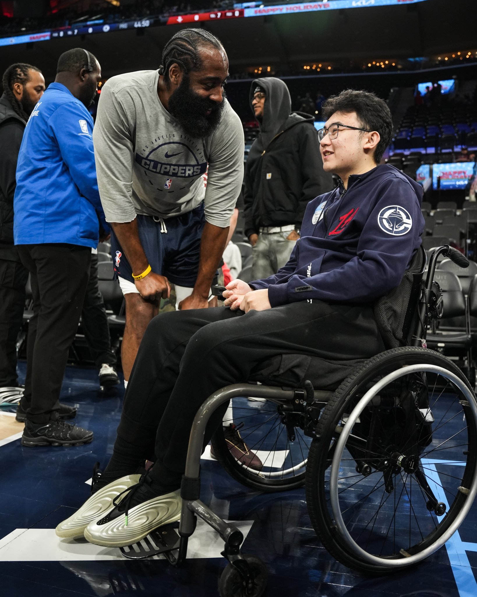 哈登今晚邀请了密歇根州立大学枪击案幸存者约翰·郝及其全家观看快船队的比赛。这段友