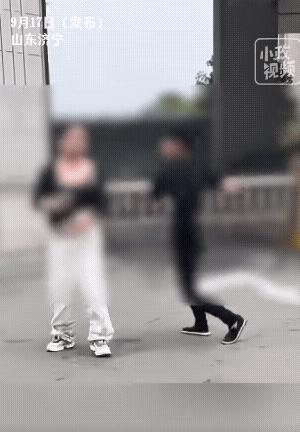 信不信这个女人会向警察求情：别为难！他还是个孩子！9月17日，山东济宁，网友称一