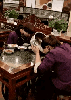 美女惊呆了的一幕，被发现了。