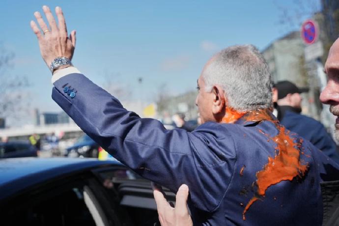 伊朗流亡的前王储礼萨·巴列维一直梦想回伊朗复辟。他觉得伊朗人都很热爱他，但周四他