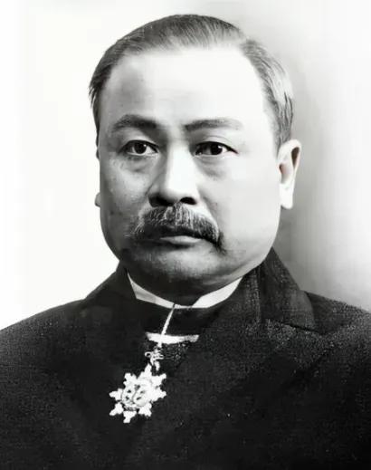 1982年，铁道部决定为詹天佑迁坟，未曾想，在挖开詹天佑墓的瞬间，竟看到棺木里流