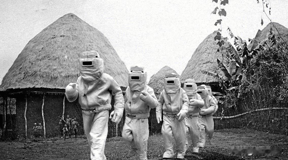 1969年，受训人员穿着简陋的宇航服穿越赞比亚村庄行进，这是该国短暂但极具雄心的