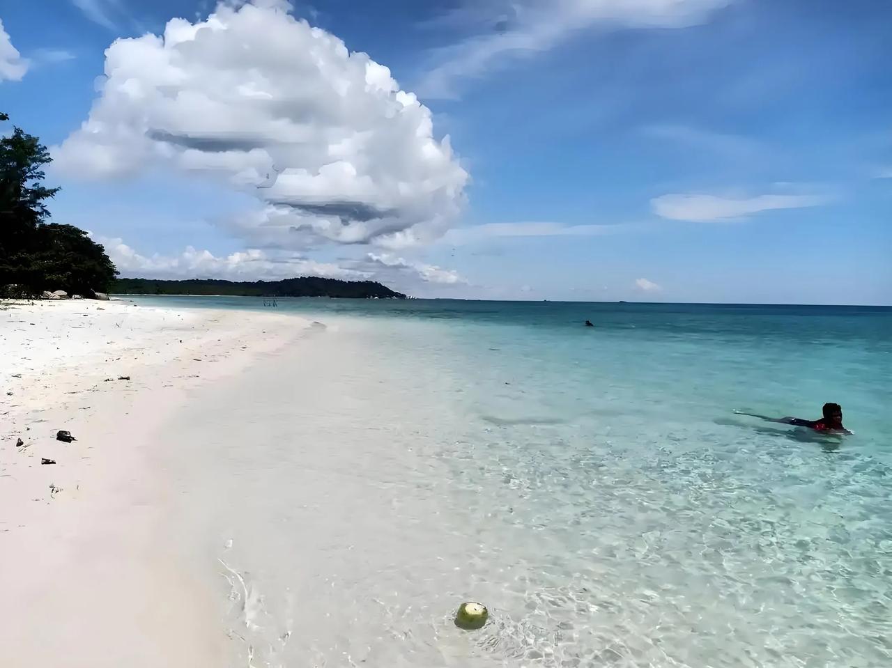 蓝绿海水确实有着独特的神秘美感。海水呈现蓝绿色是有科学依据的，太阳光由多种颜色光