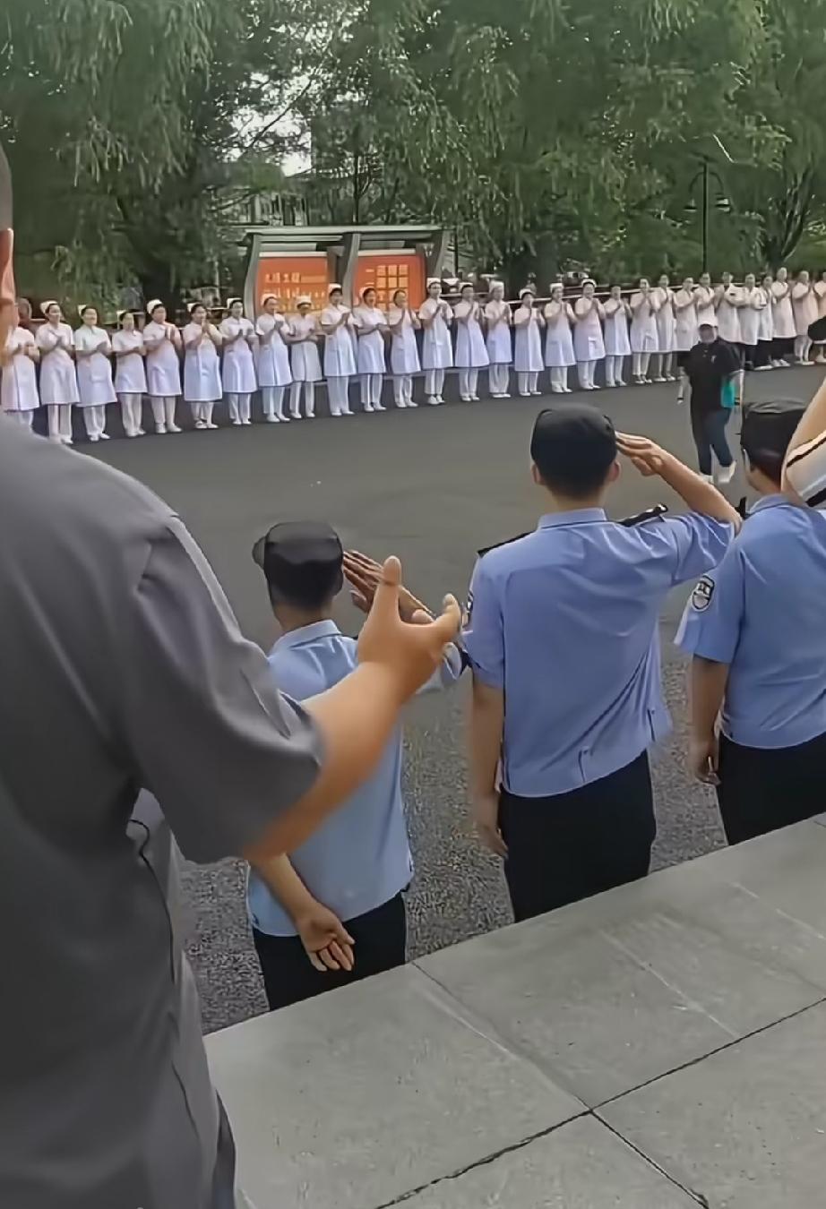 韩红老师大爱无疆，致敬韩红慈善天使，爱心传递温暖。
韩红老师欢迎仪式上，步伐稳健