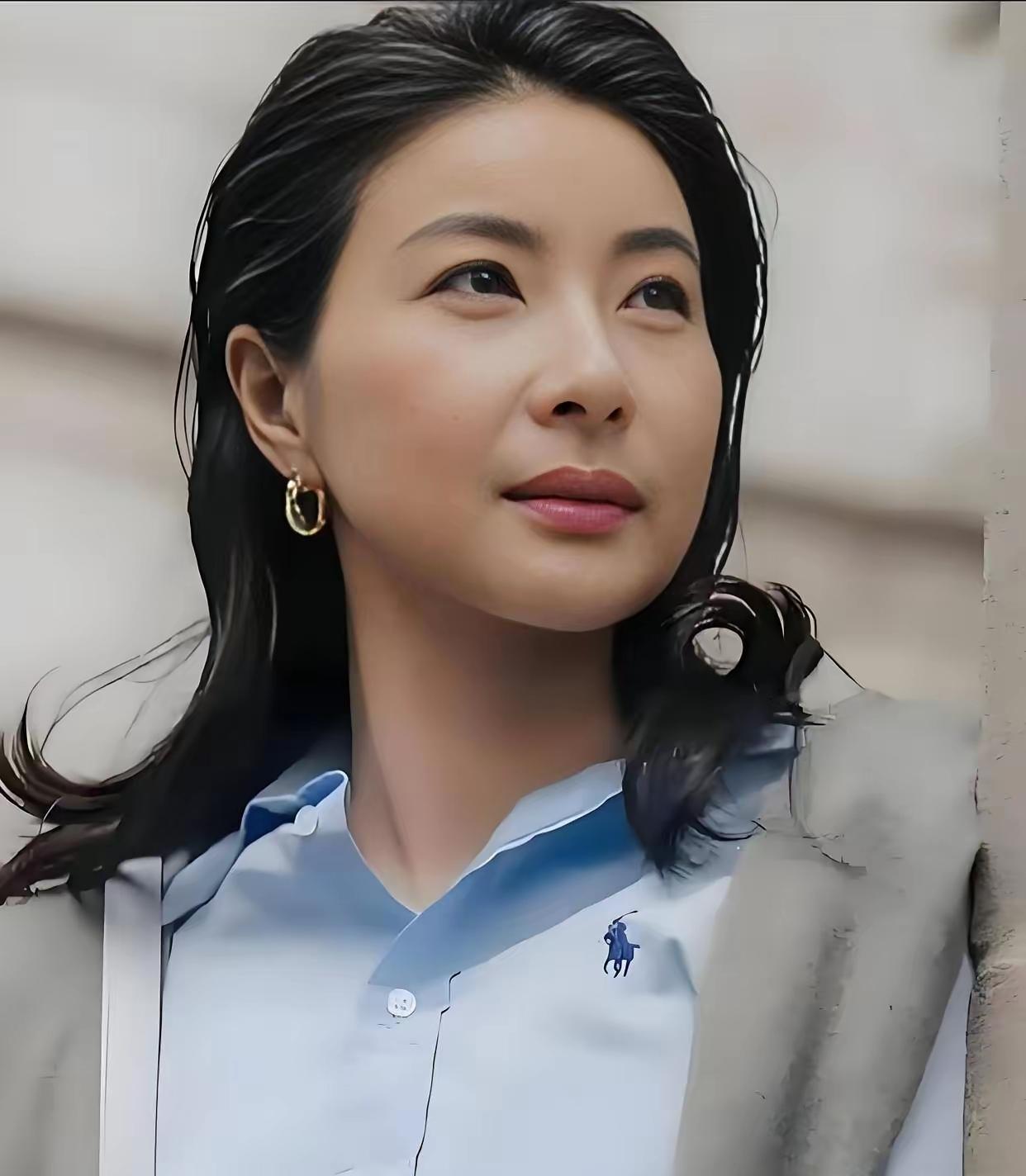 香港算命大师曾直言“不敢给郭晶晶看相，她打破了相书定律”，有人说她小耳垂无贵人相