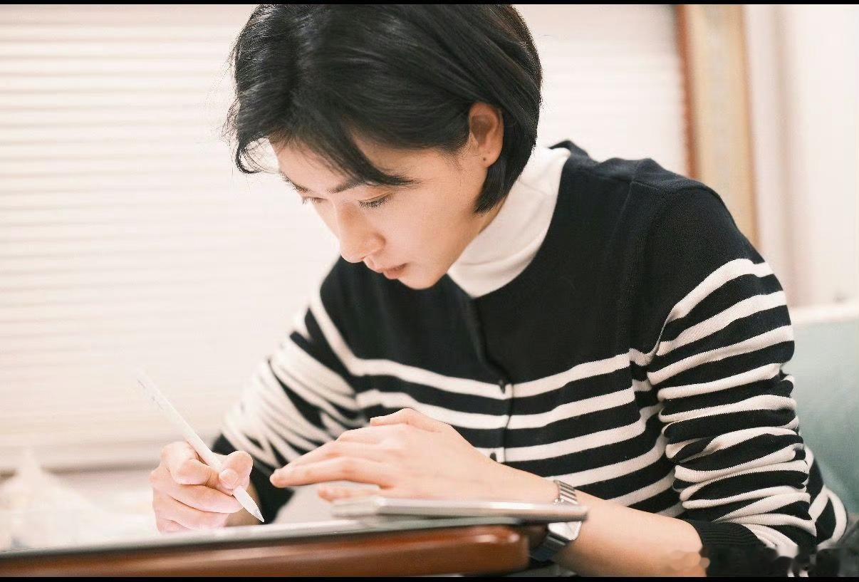 万茜唐宫仕女图万茜用华为平板勾勒唐宫仕女图，笔下小世界细腻灵动。传统美学遇见智慧