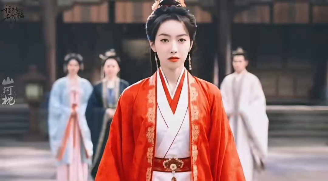 宋茜新剧穿婚服办葬礼金线婚服染就落日辉光，她却身披白幡踏入满门忠烈之地。未拜堂先