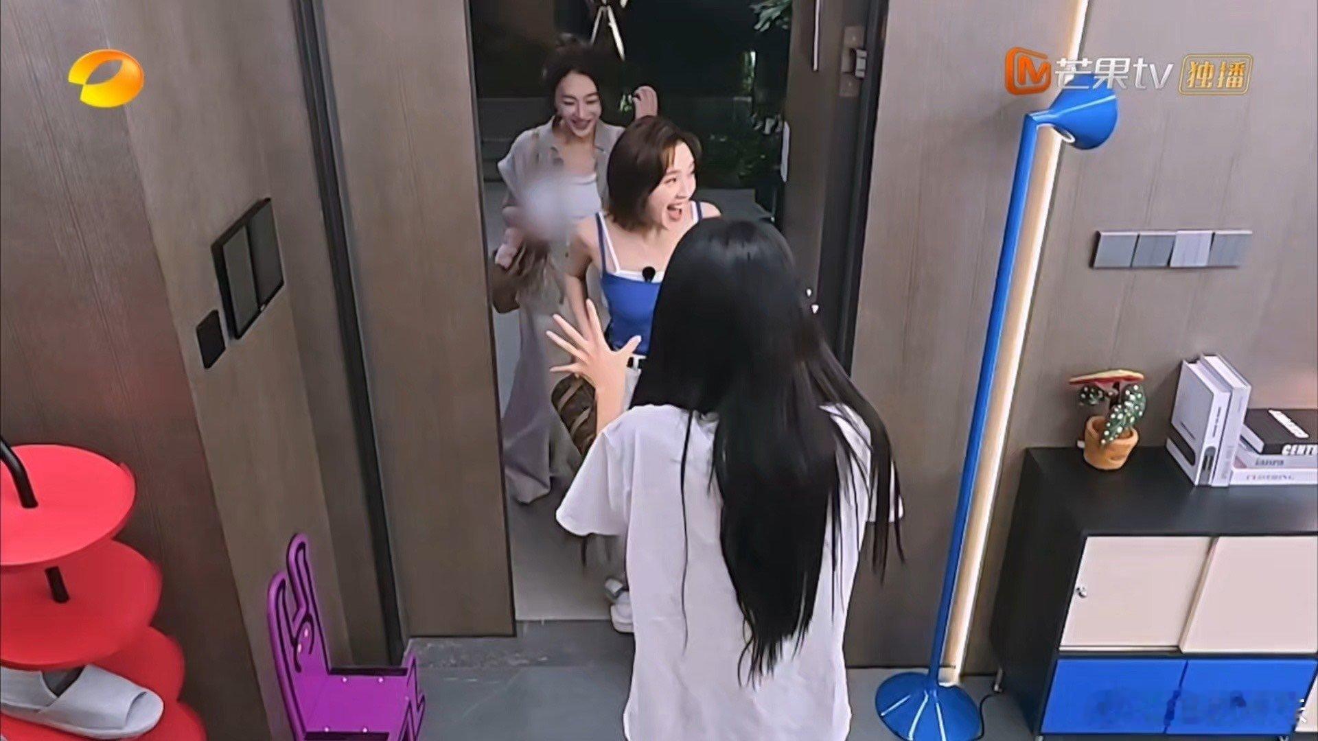 唐艺昕孙怡见面谁家热水烧开了郭京飞被唐艺昕孙怡吓出表情包 孙怡唐艺昕激动到原地起