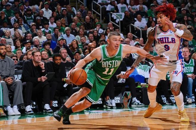 当76人在前四场总分1-3落后丢掉赛点，他们随后连赢两场比赛，成功将系列赛拖进抢