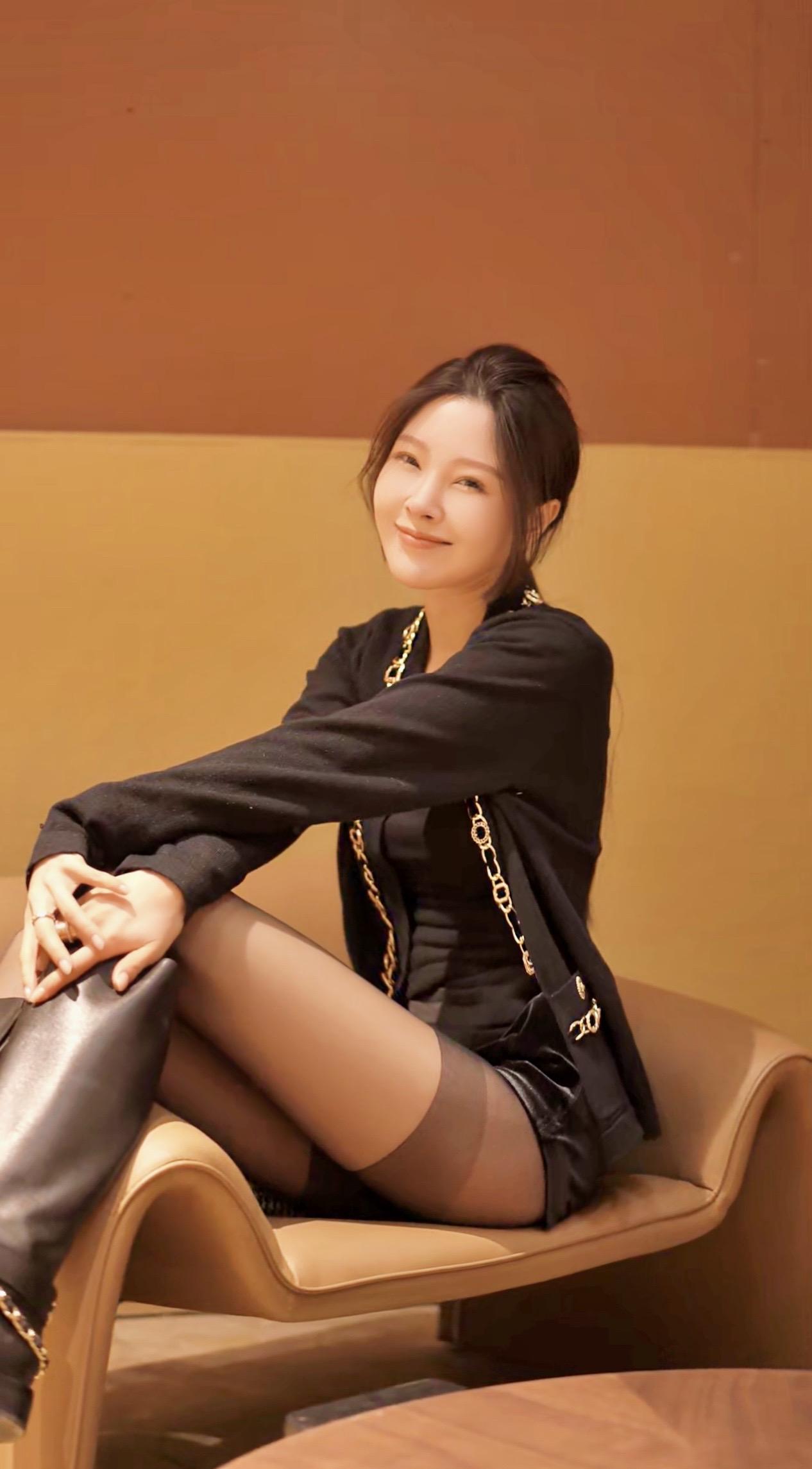 “在夕阳下最后的拥抱 记得你甜美的心跳”
