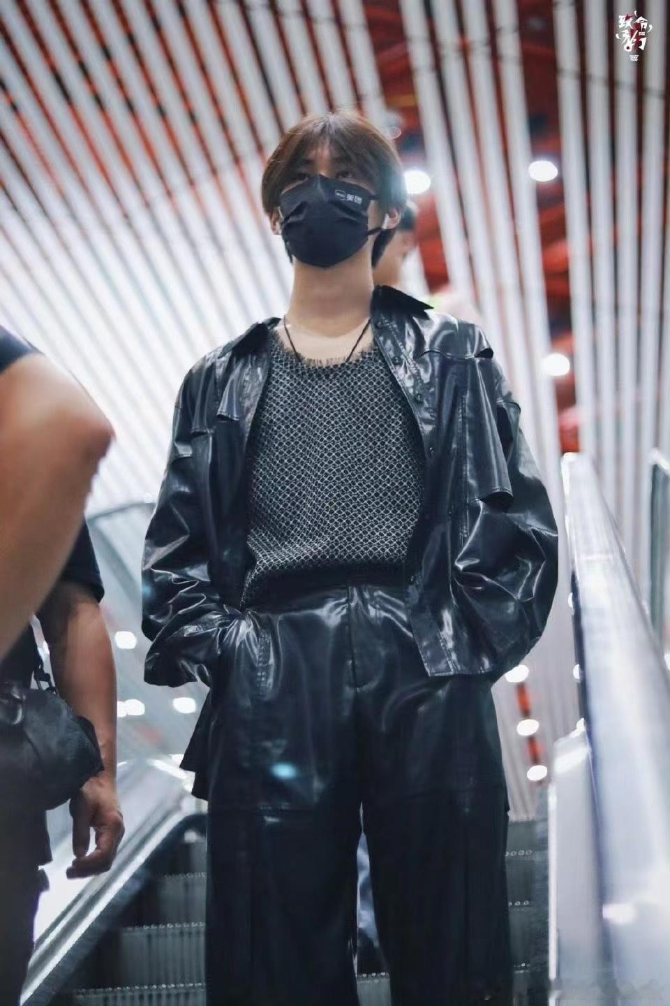 #张真源镂空内搭##张真源皮衣look#张真源皮衣look好帅，[哇][哇][哇