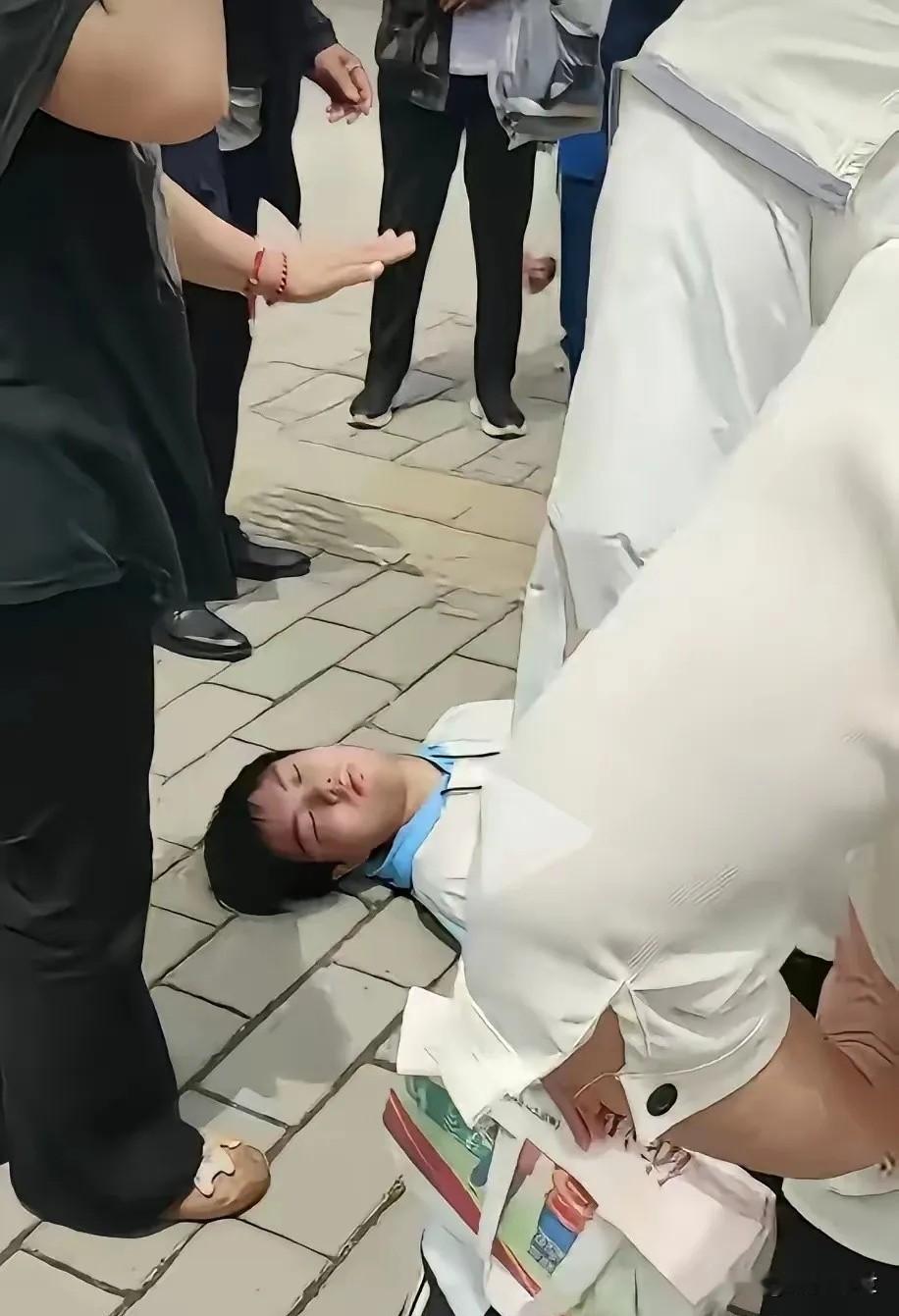 高考最后一科落幕，考生们用各种方式释放压力，可一名考生考完试当场尝试后空翻，在硬
