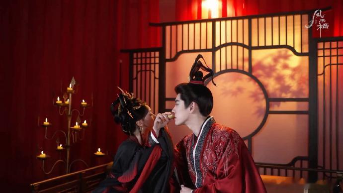 吴谨言魏哲鸣红绸蒙眼吴谨言魏哲鸣新剧对抗路夫妻红绸覆眼自带极致暧昧与破碎宿命感，