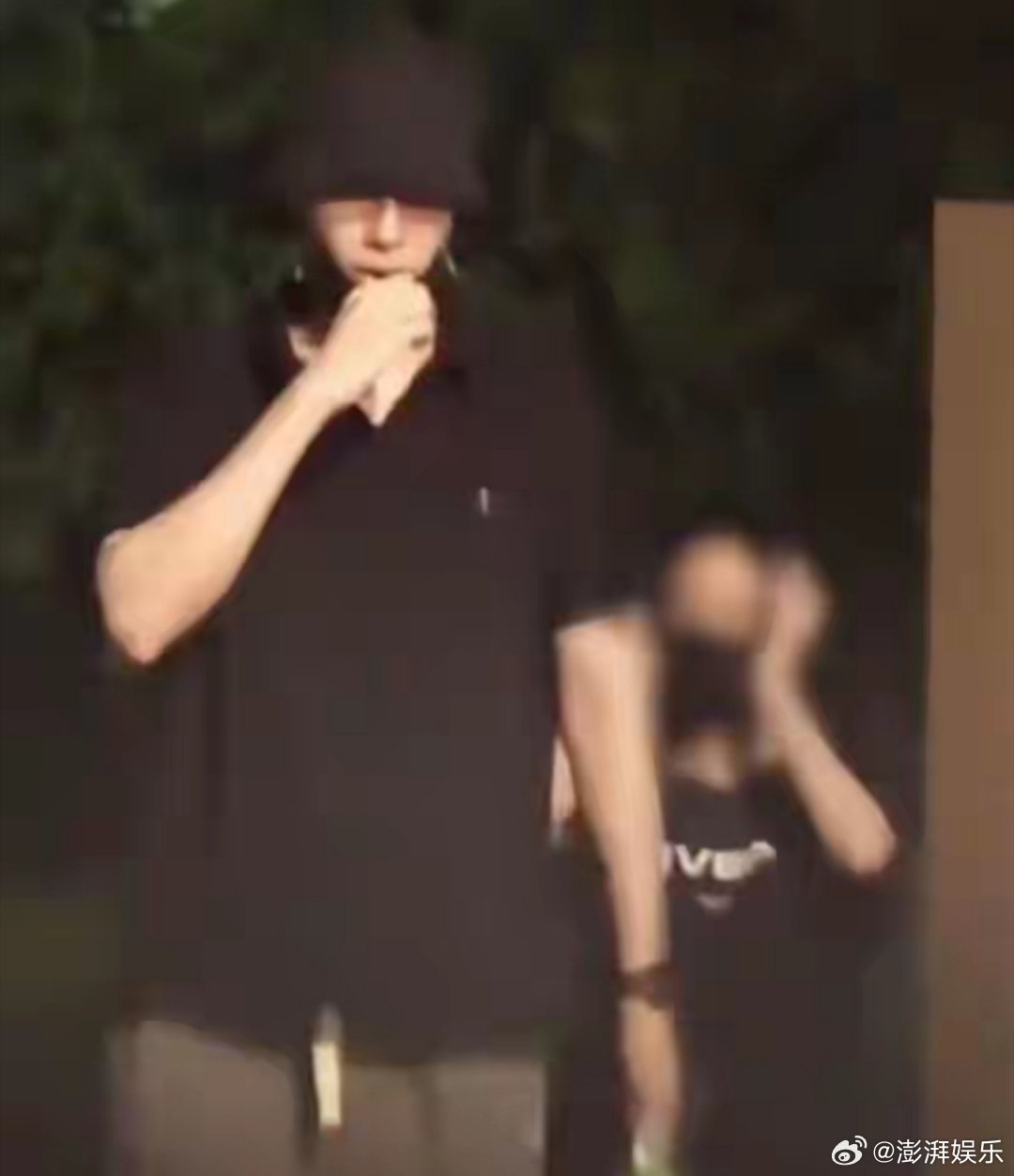 曝胡一天新恋情14 号这天，有媒体公开了胡一天和女友约会照，疑似恋情曝光！只见胡