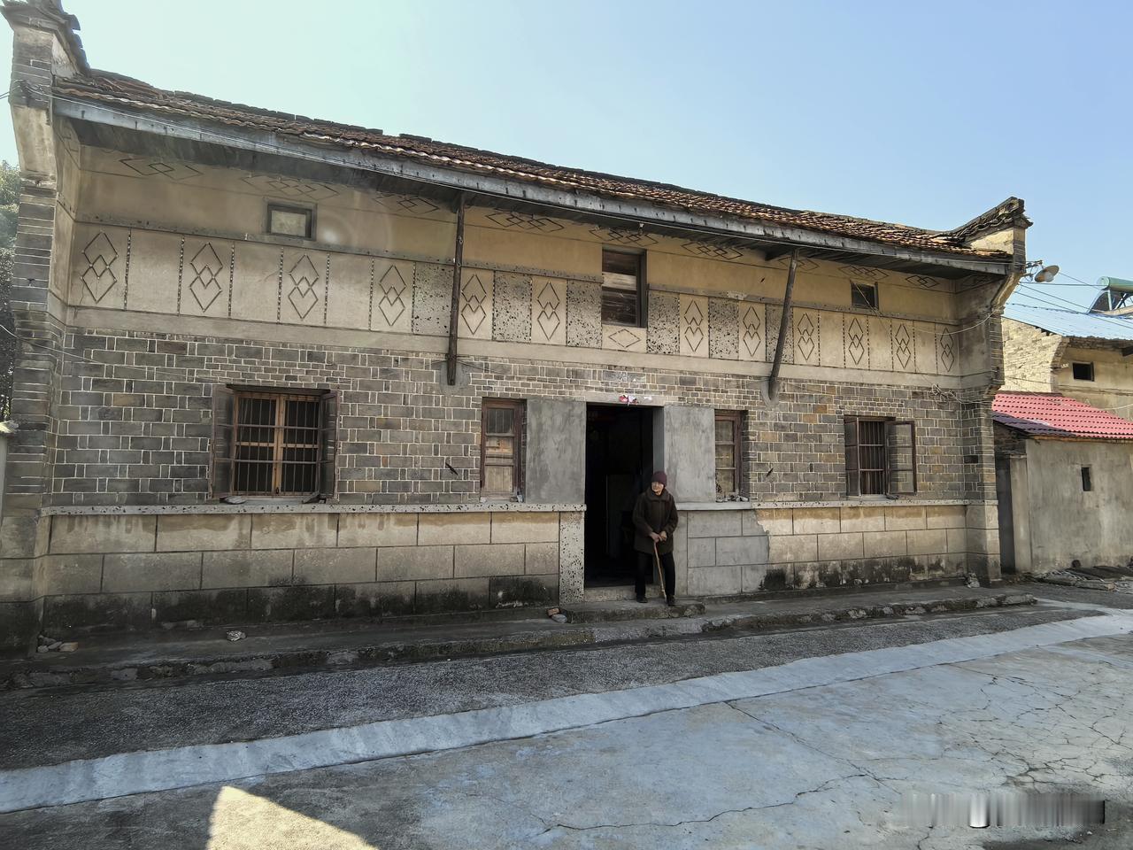 藏在皖南山水中的千年秘境——东至张溪老街，当得起一场专程奔赴。
 
青石板路蜿蜒