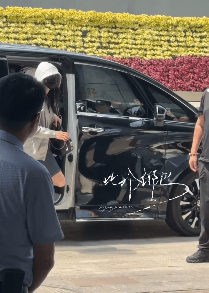 女王走出了一种要迷倒众人的劲儿头
