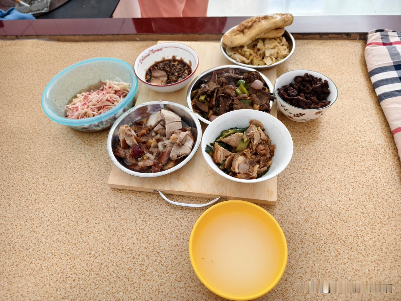 夏日生活打卡季 地标山西偏关小县城，猫姐裁缝店一直是加班状态，忙里偷闲的时候，闺