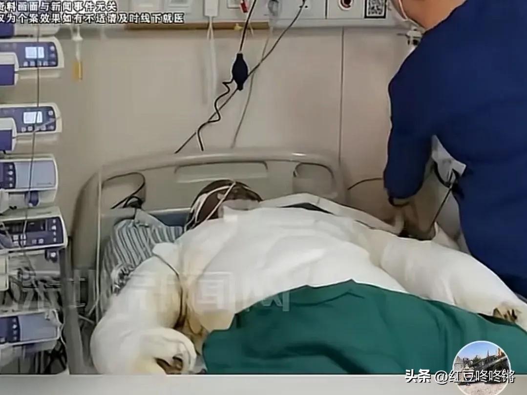 太吓人了！广东东莞，小王在家随手通厕所，不慎被疏通剂溅到头脸脖子，他没当回事，简