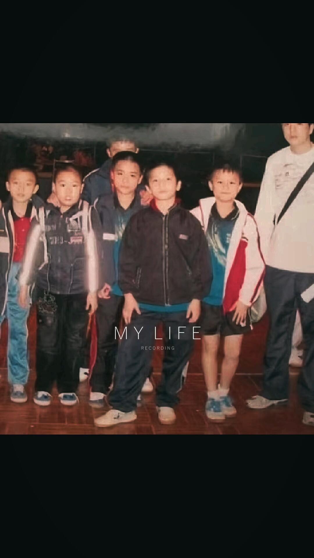 为什么从小就这样带样，不看脸只看身形，也能猜到这是东哥小时候的照片！
现在他也站