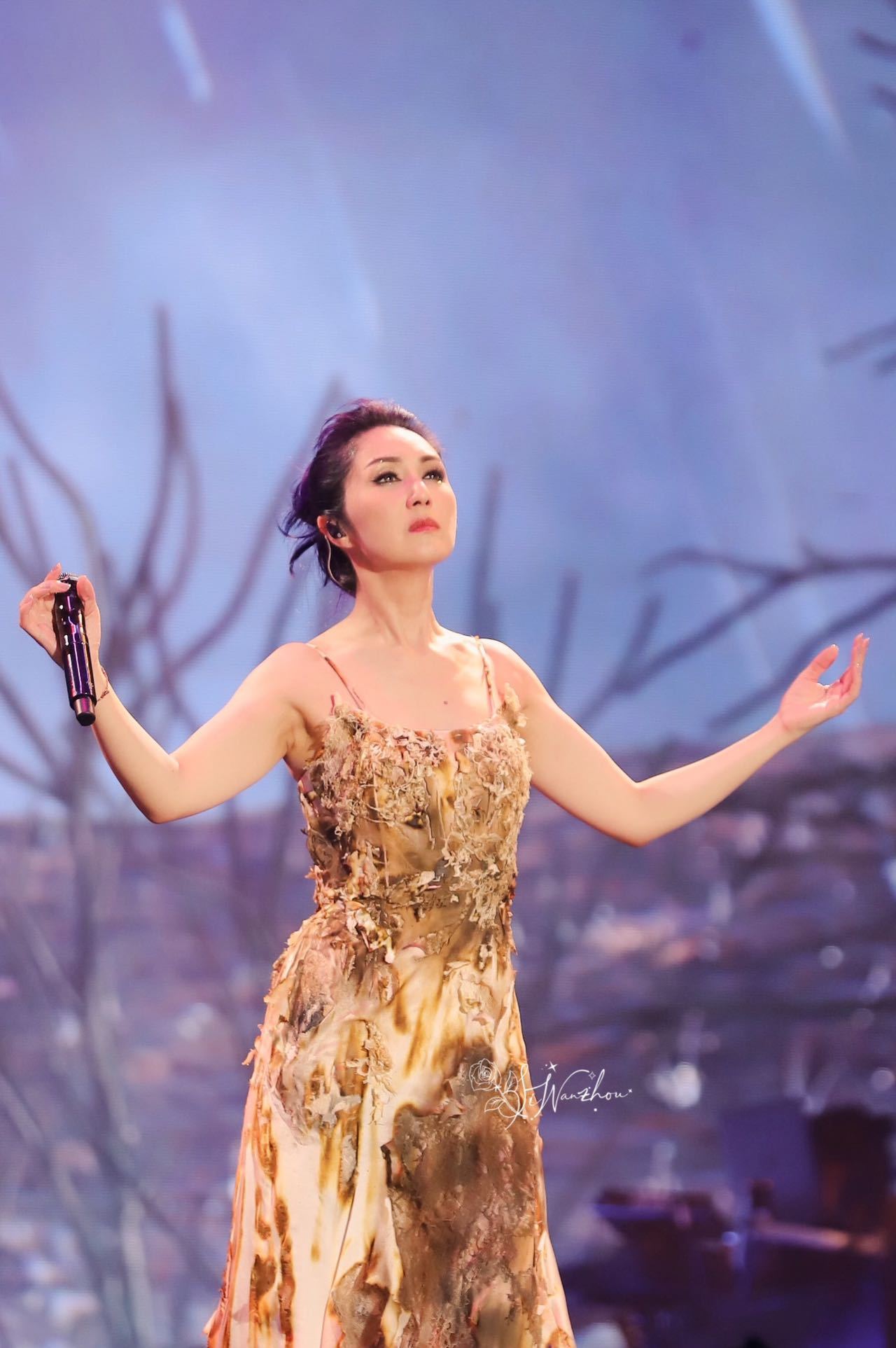 #杨千嬅演唱会像开盲盒#杨千嬅的演唱会总是能够有惊喜在等着我们。氛围感真的也太强