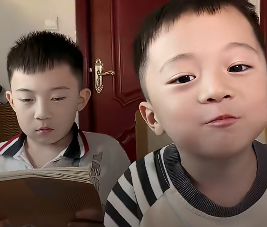 呆萌俊否认加入时代峰峻好久都没有刷到他了长大了是不是没有之前精致了呢…网传呆萌俊