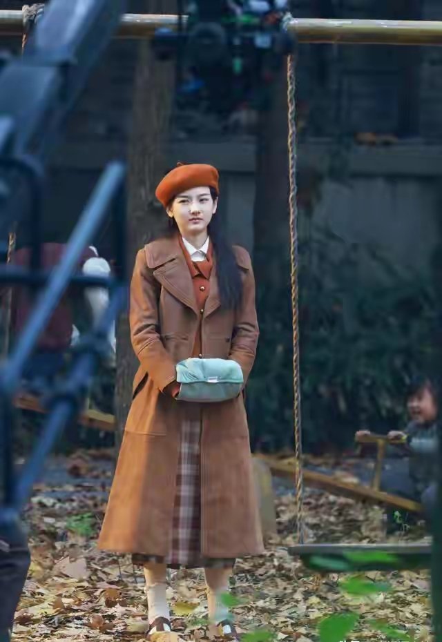 围观宋祖儿三里屯，我终于明白她剧红人不红的根源，瘦到失去人间气 