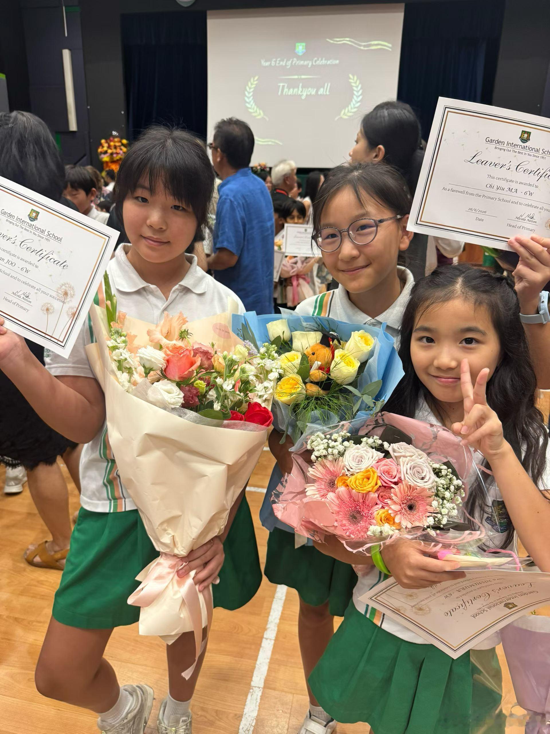 小妞的生活太令人羡慕了~周四参加学校体育庆典，拿了个小奖周五上午毕业典礼，作为学